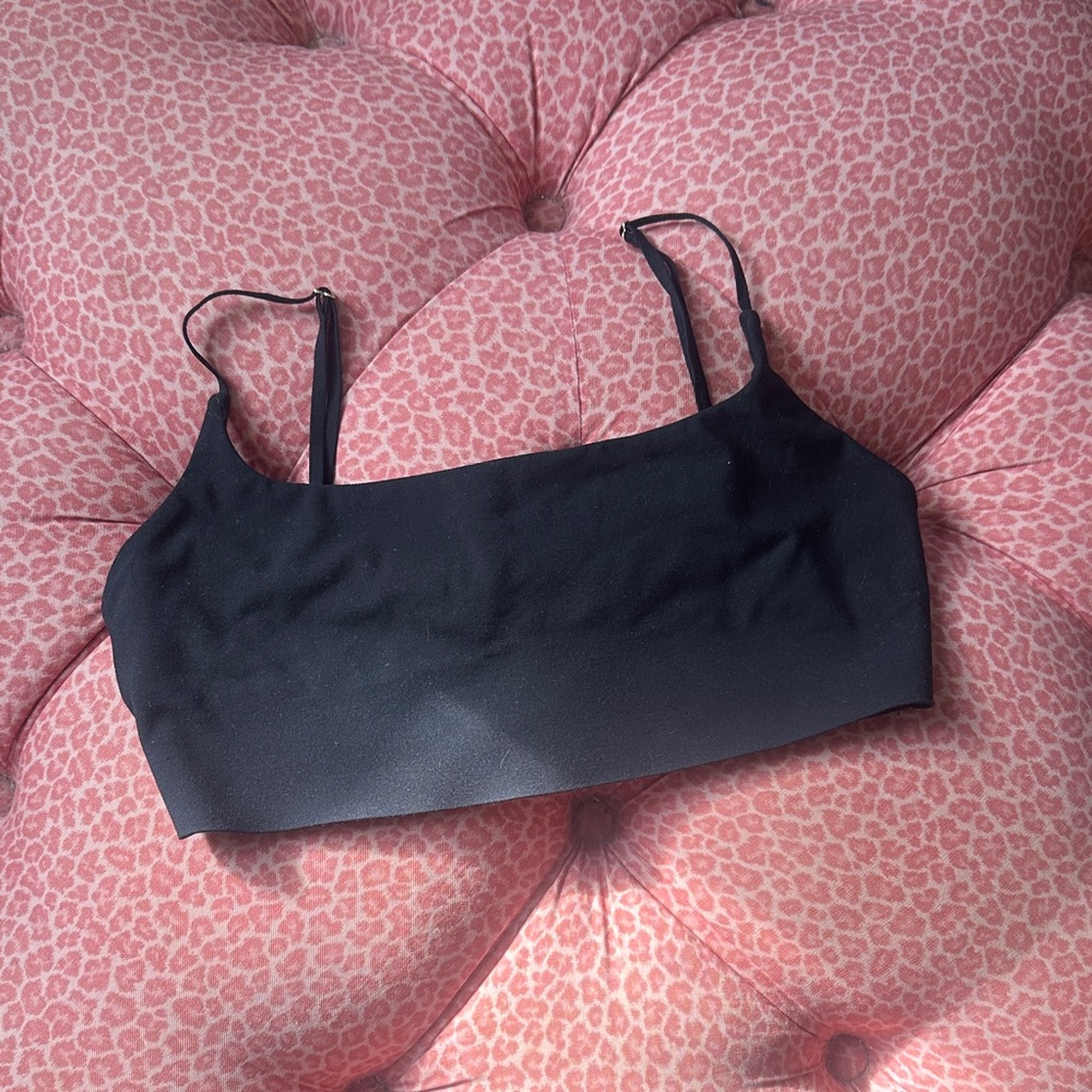 Minimalist Black Seamless Sports Bralette with Adjustable Straps